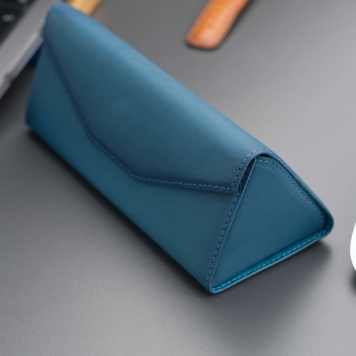 Triangle | Estuche plegable para anteojos de cuero artesanal